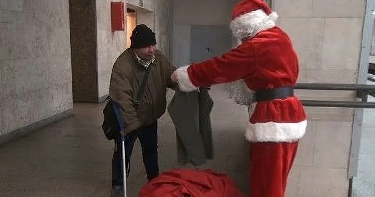 Santa Approached Those Homeless Men. When He Did This, I Couldn't Stop My Tears! Touching!
