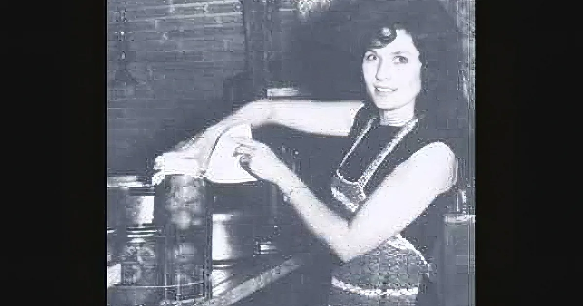 Loretta Lynn Mourns the Passing of Patsy Cline in Chilling Song ''This Haunted House''