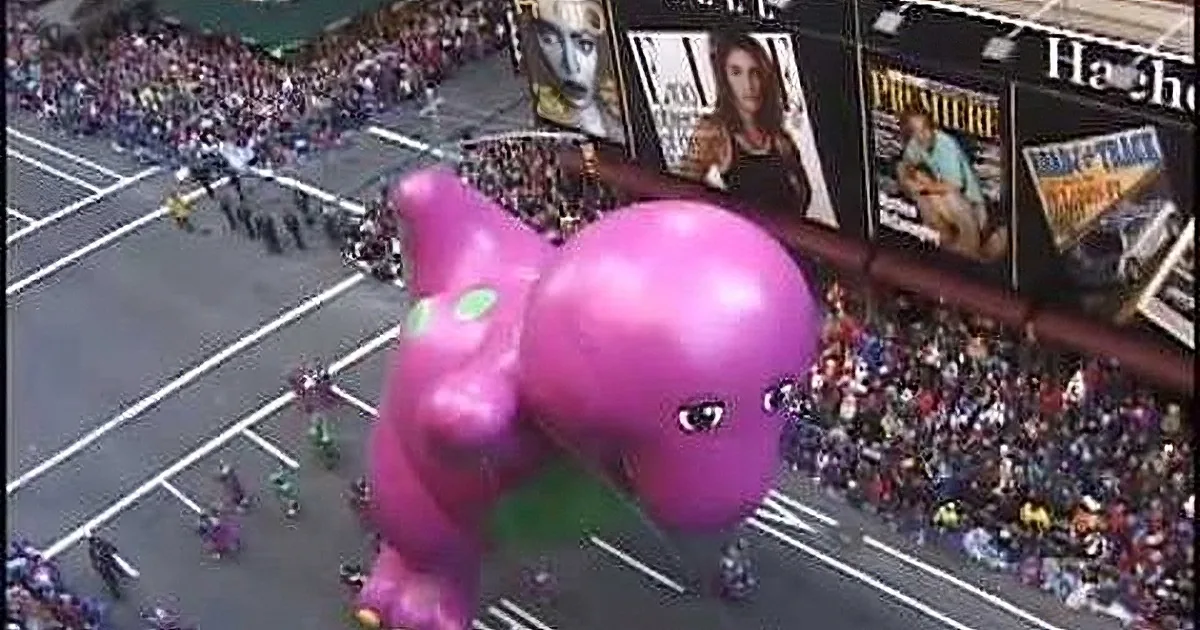It Was a Normal Thanksgiving Parade Until This Happened! Barney Never Stood a Chance!