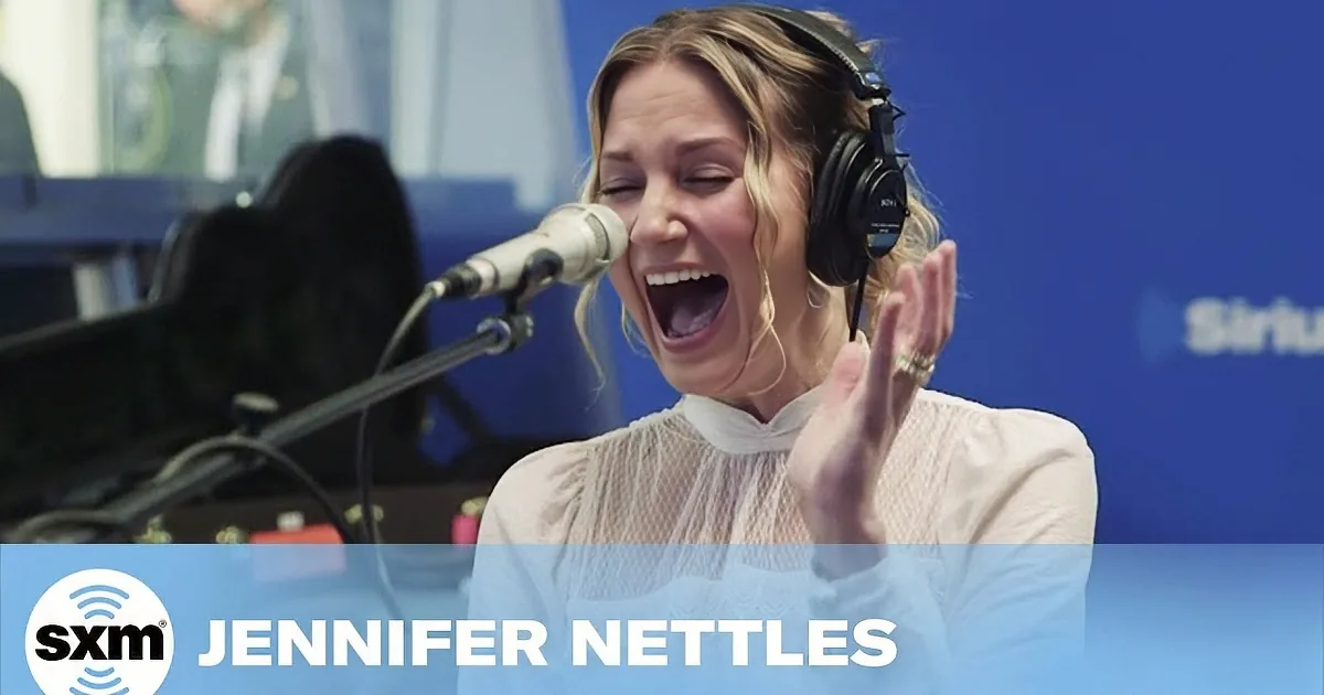 Country Singer Starts With ''O, Holy Night'' and Switches to Something That''ll Give You Goosebumps