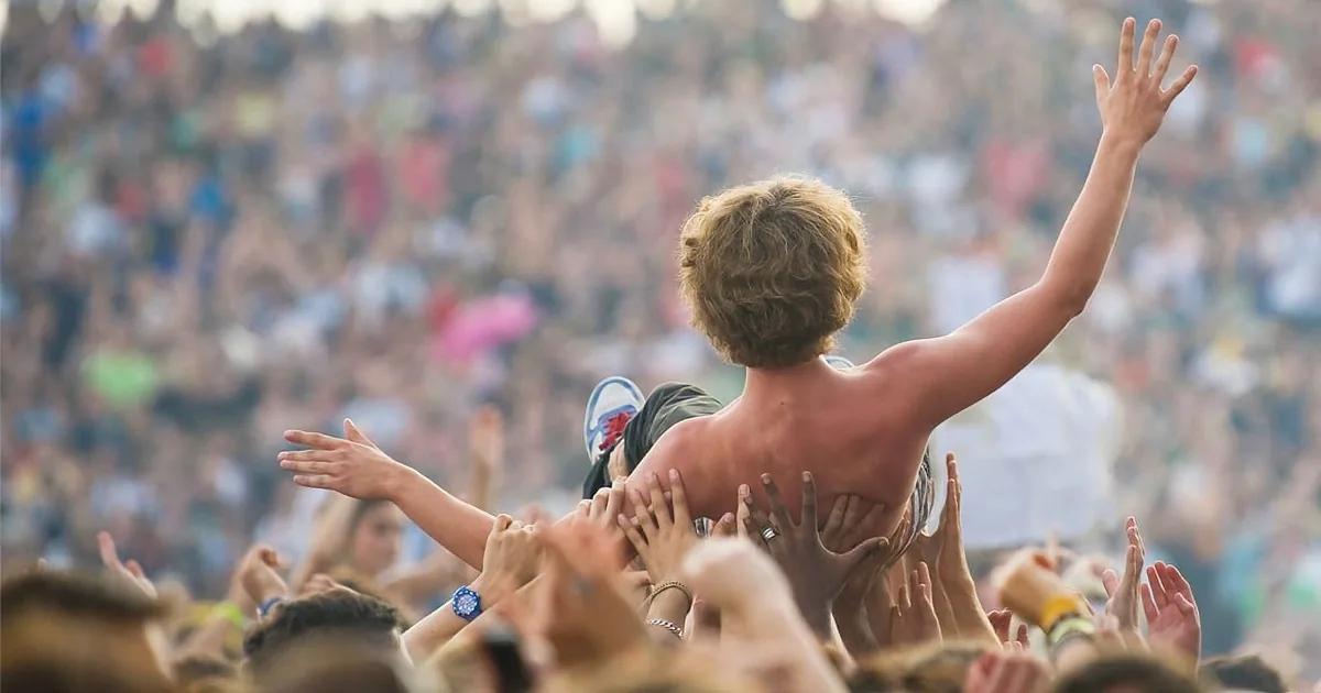 When 65,000 Fans Grew Tired of Waiting for This Show to Start, They Started Singing a Classic