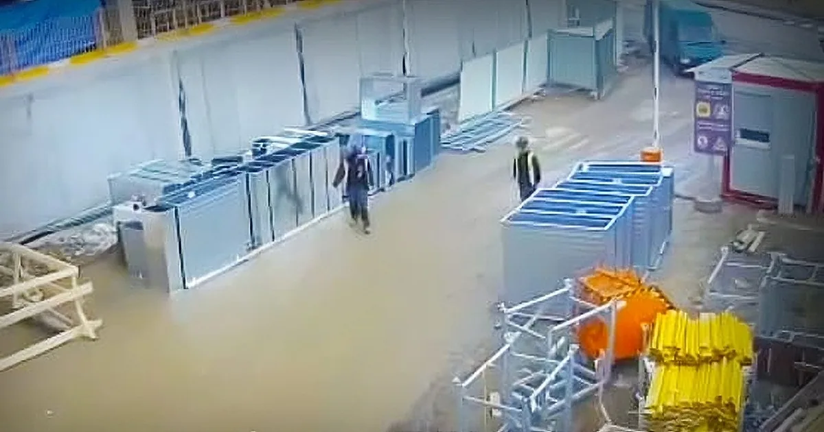You Won''t Believe This Insane Near-Death Accident Taking Place on a Construction Site