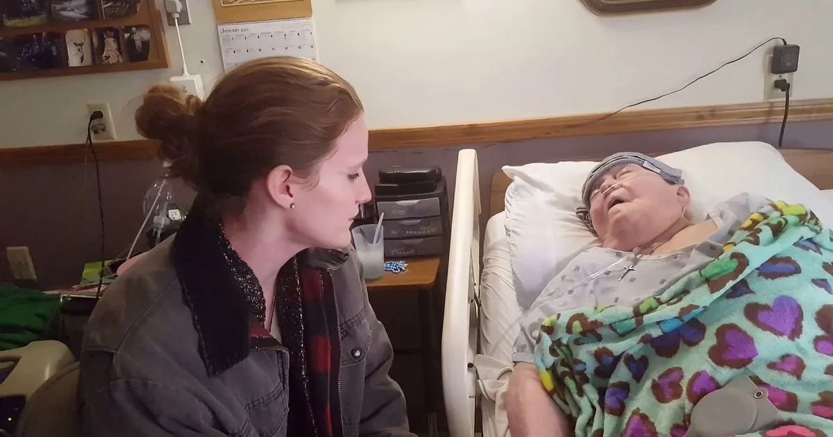 Nurse's Aide Sneaks Into Patient's Room to Perform an Amazing Act of Kindness