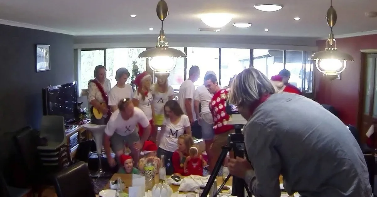 Family Gathers for Christmas Photo Until One Girl Backs Away and Sees It''s a Set Up!