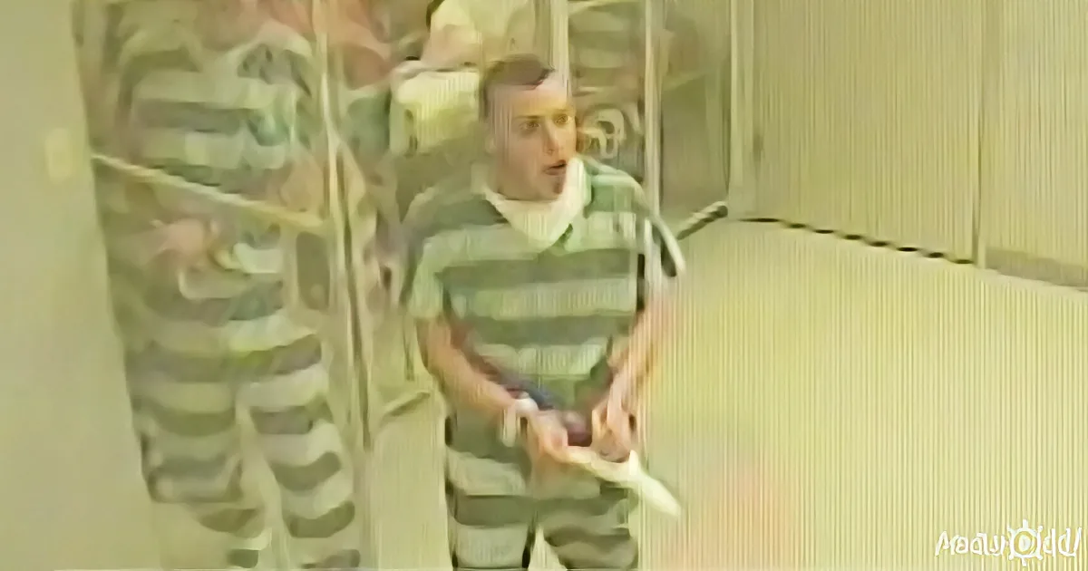 Prison Guard Collapses After Heart Attack, Inmates Decide They Have to Break Out