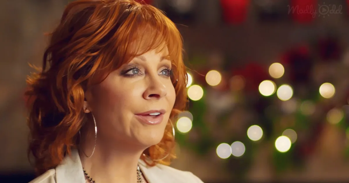 Reba McEntire Delivers a Big Bouquet of Beautiful Christmas Classics - Now That''s My Kind of Christmas!