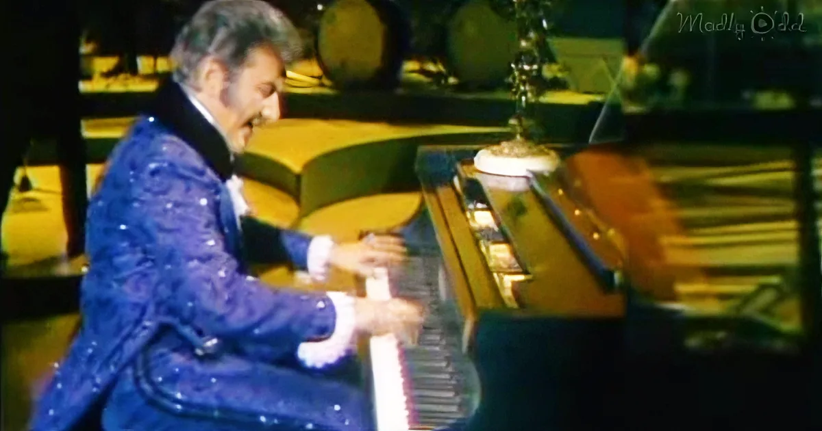 Liberace's Dazzling-Fast Performance From 1969 Is Still Astonishing! Keep an Eye on His Fingers -- if You Can