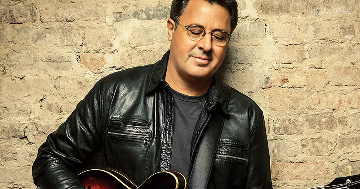 Vince Gill Sings Breathtaking Version of ''Let There Be Peace on Earth''