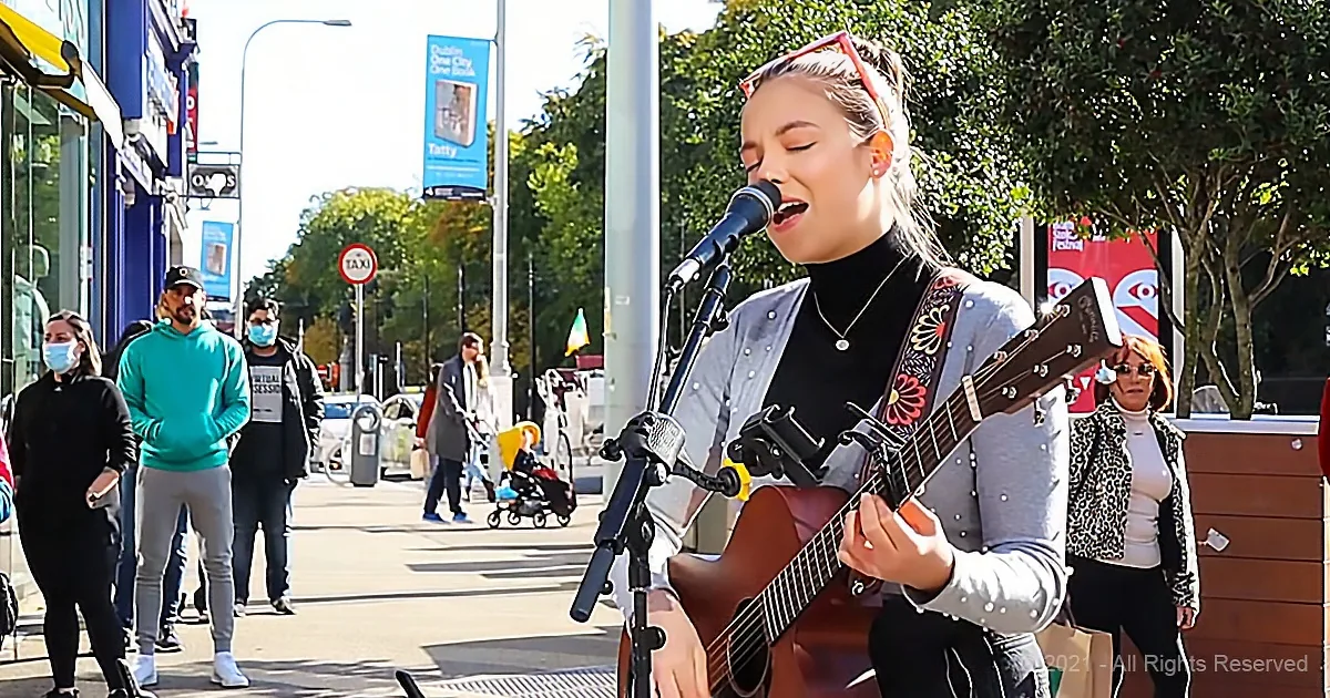 Street Singer Amazes Audience With Incredible Range Singing Adele''s ''Skyfall''