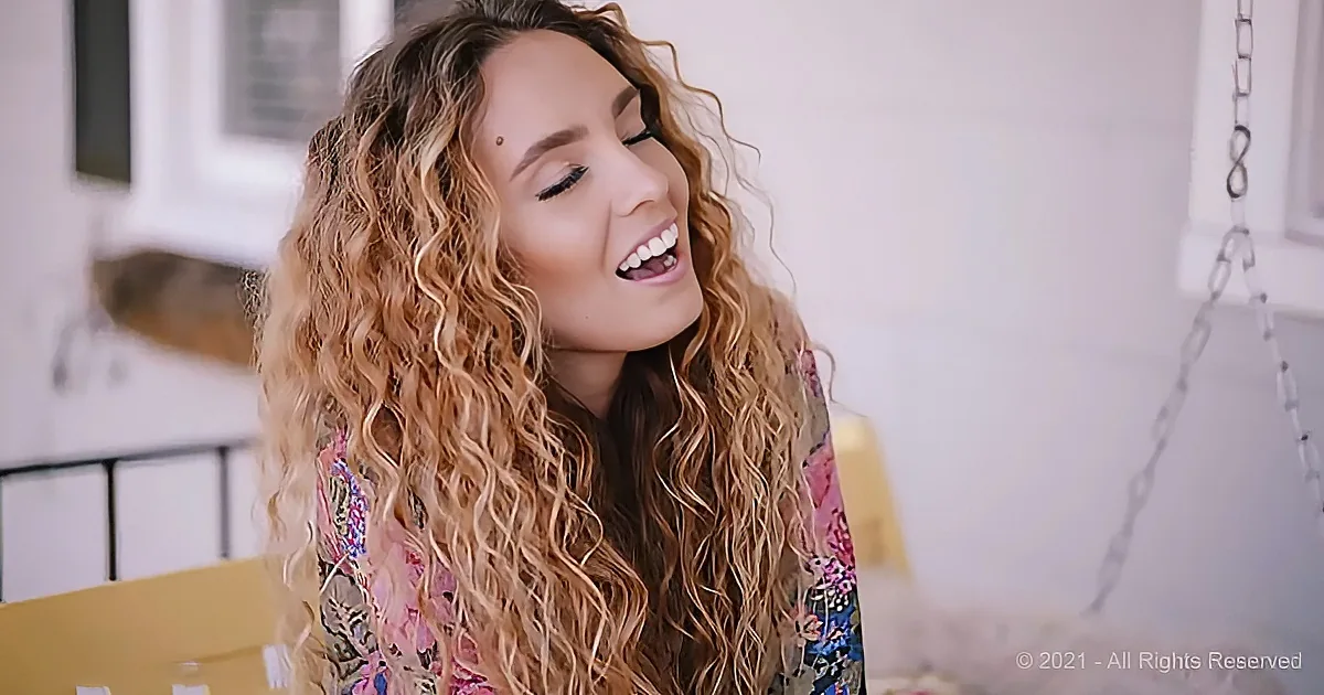 Lauryn Evans Sings This Beautiful Christian Medley of 'Because He Lives' and 'My Redeemer Lives'