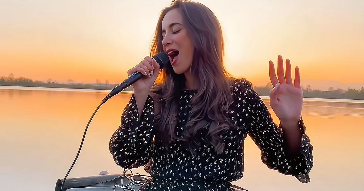 Woman Sings ''My Heart Will Go On'' in Jaw-Dropping Performance on a Lake