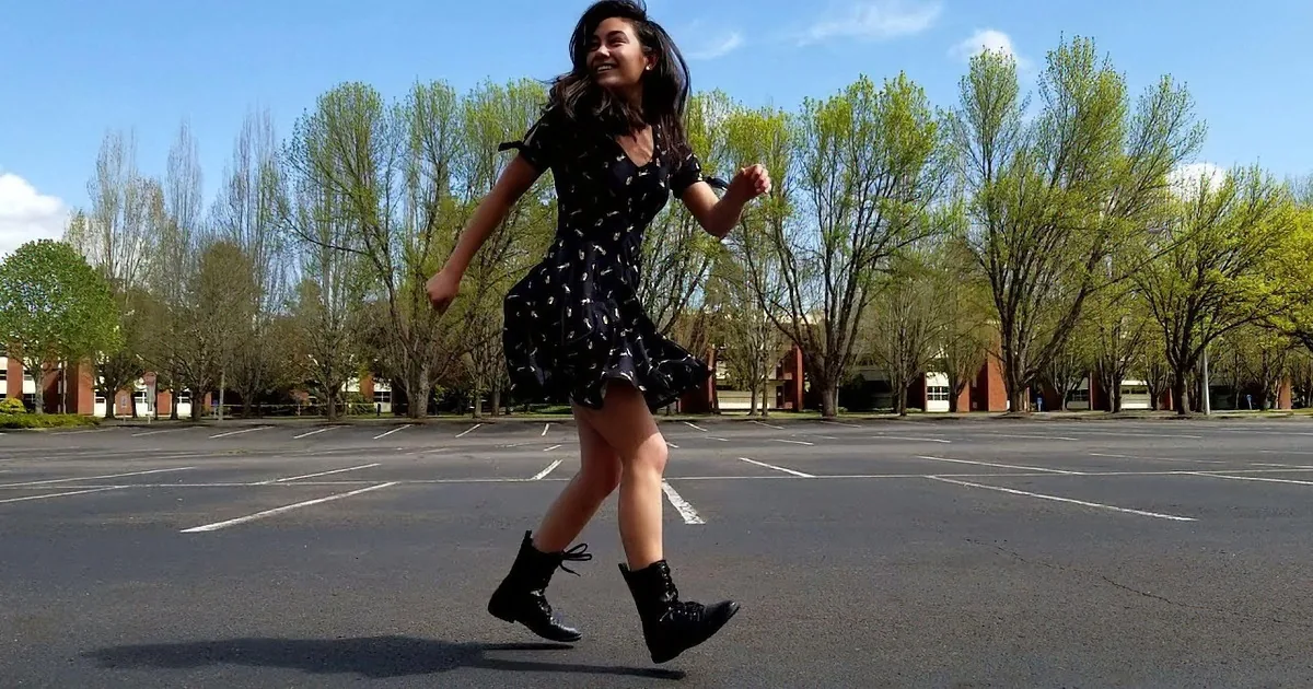 Woman Dances to Whigfield''s ''Saturday Night'' Remix in Spectacular Freestyle Performance