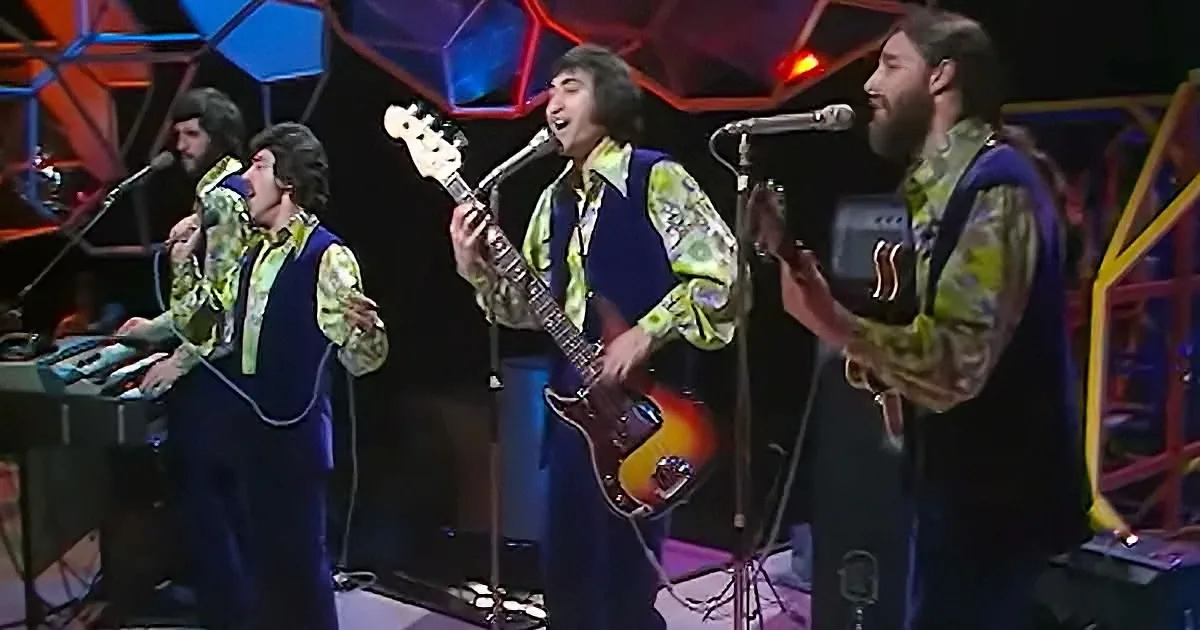 Frankie Valli's Famous Falsetto Voice Rings Clear Singing 'Let's Hang On'