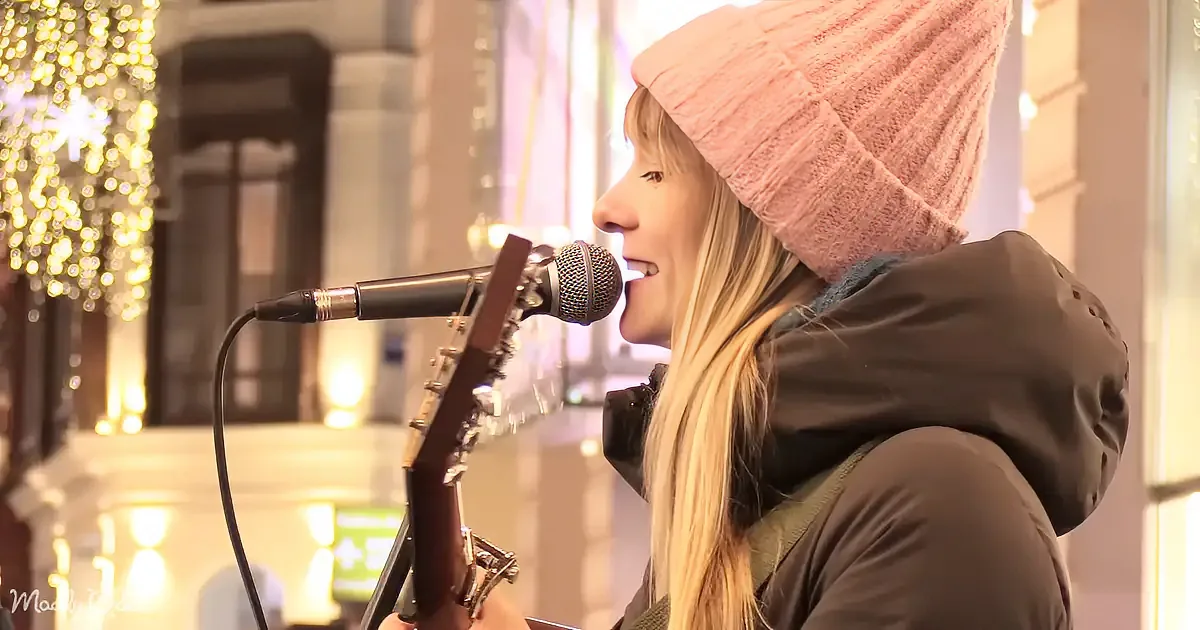 Woman Warms Frozen Crowd With Soul-Stirring ''Hallelujah'' Cover