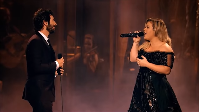 Josh Groban and Kelly Clarkson singing Phantom of the Opera