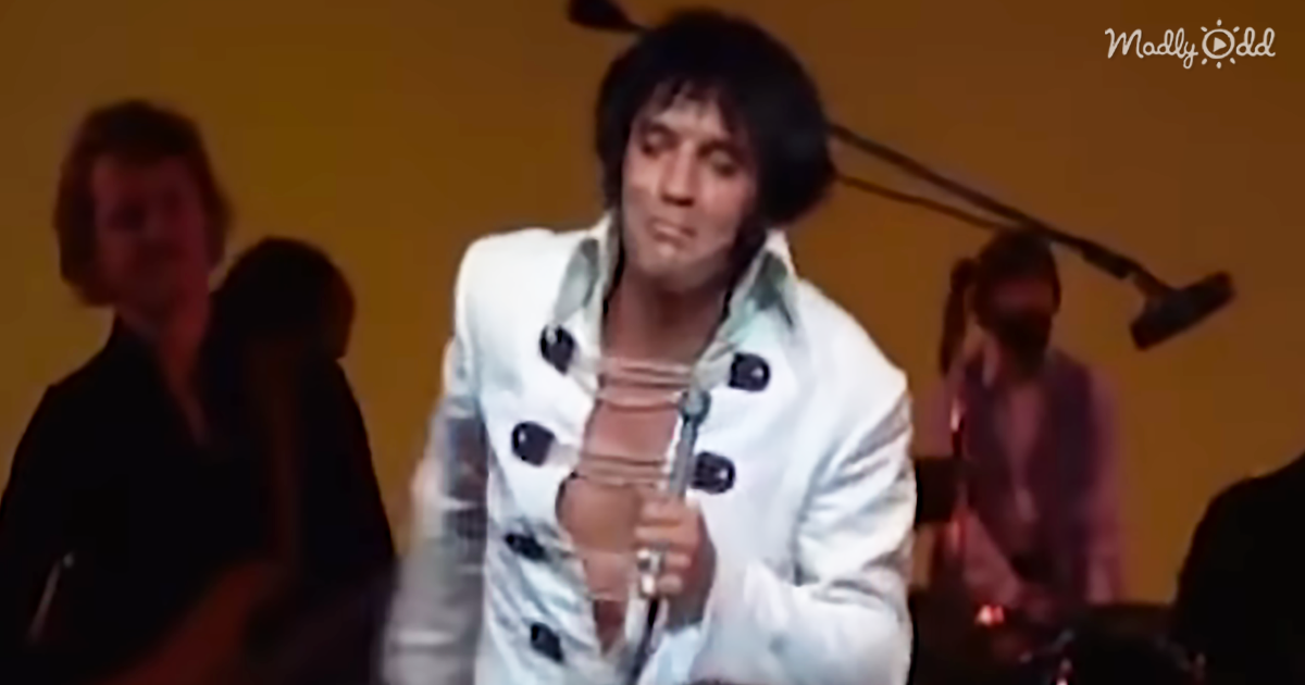 9749-OG1-Elvis-Intentionally-Sings-the-Wrong-Lyrics-and-Then-Can’t-Stop-Laughing-Himself