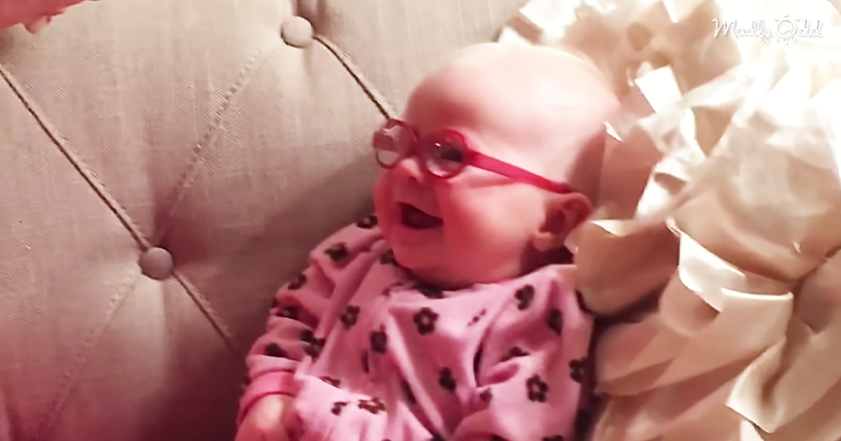 47883-OG3-3-Month-Old-Baby-Girl-Gets-Glasses-Her-Face-when-She-Sees-Her-Mommy-Priceless