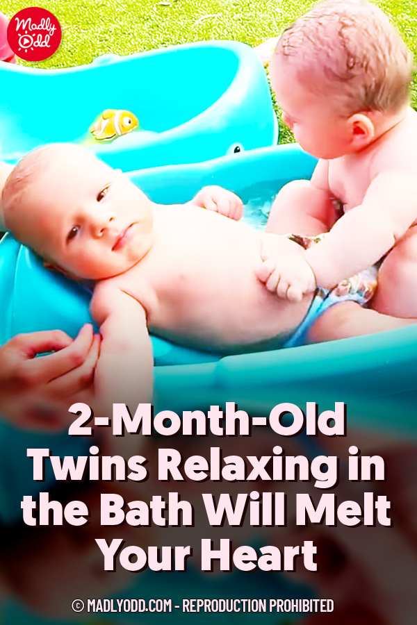 2-Month-Old Twins Relaxing in the Bath Will Melt Your Heart