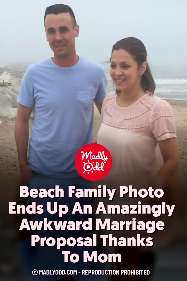 Beach Family Photo Ends Up An Amazingly Awkward Marriage Proposal Thanks To Mom