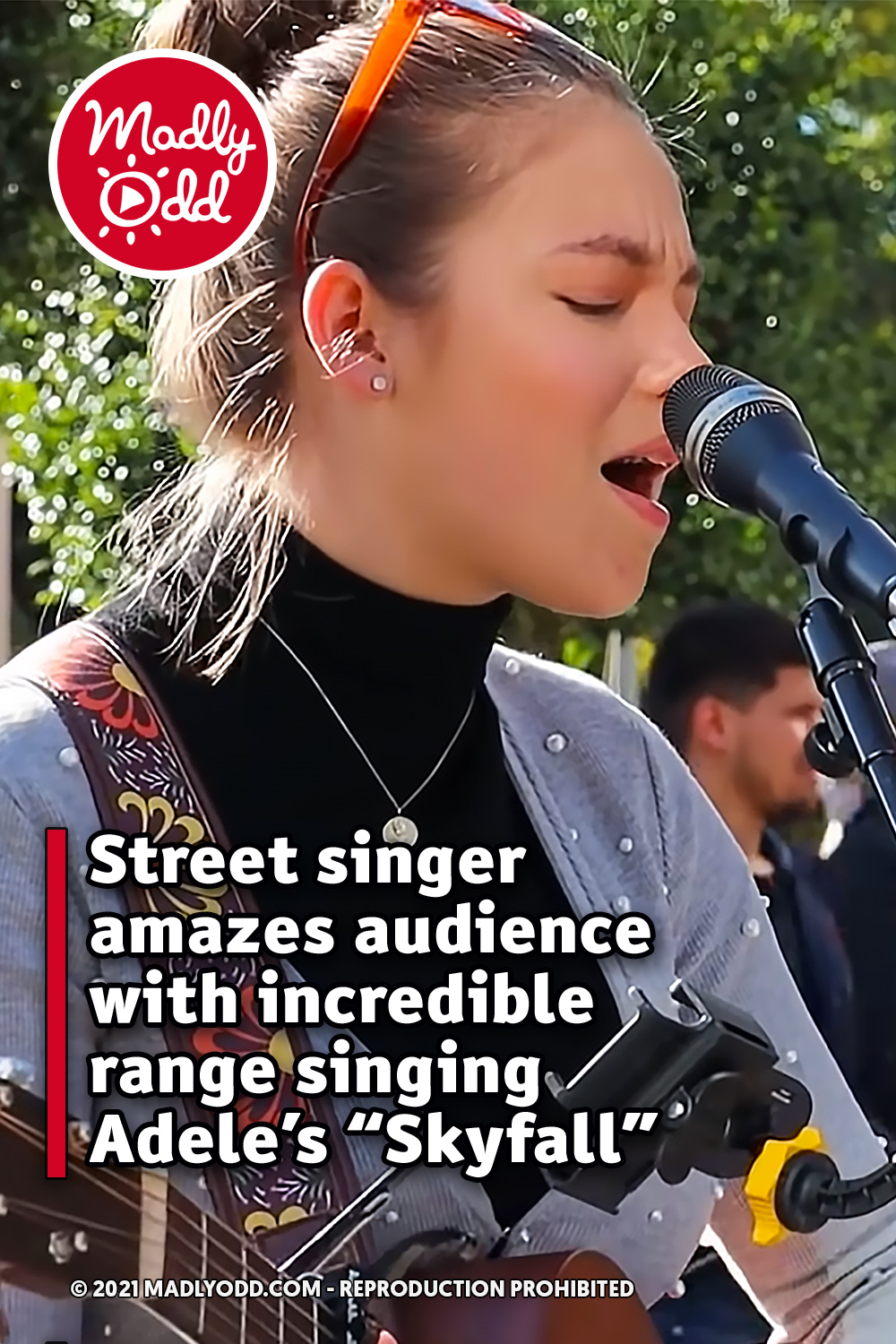 Street singer amazes audience with incredible range singing Adele’s “Skyfall”