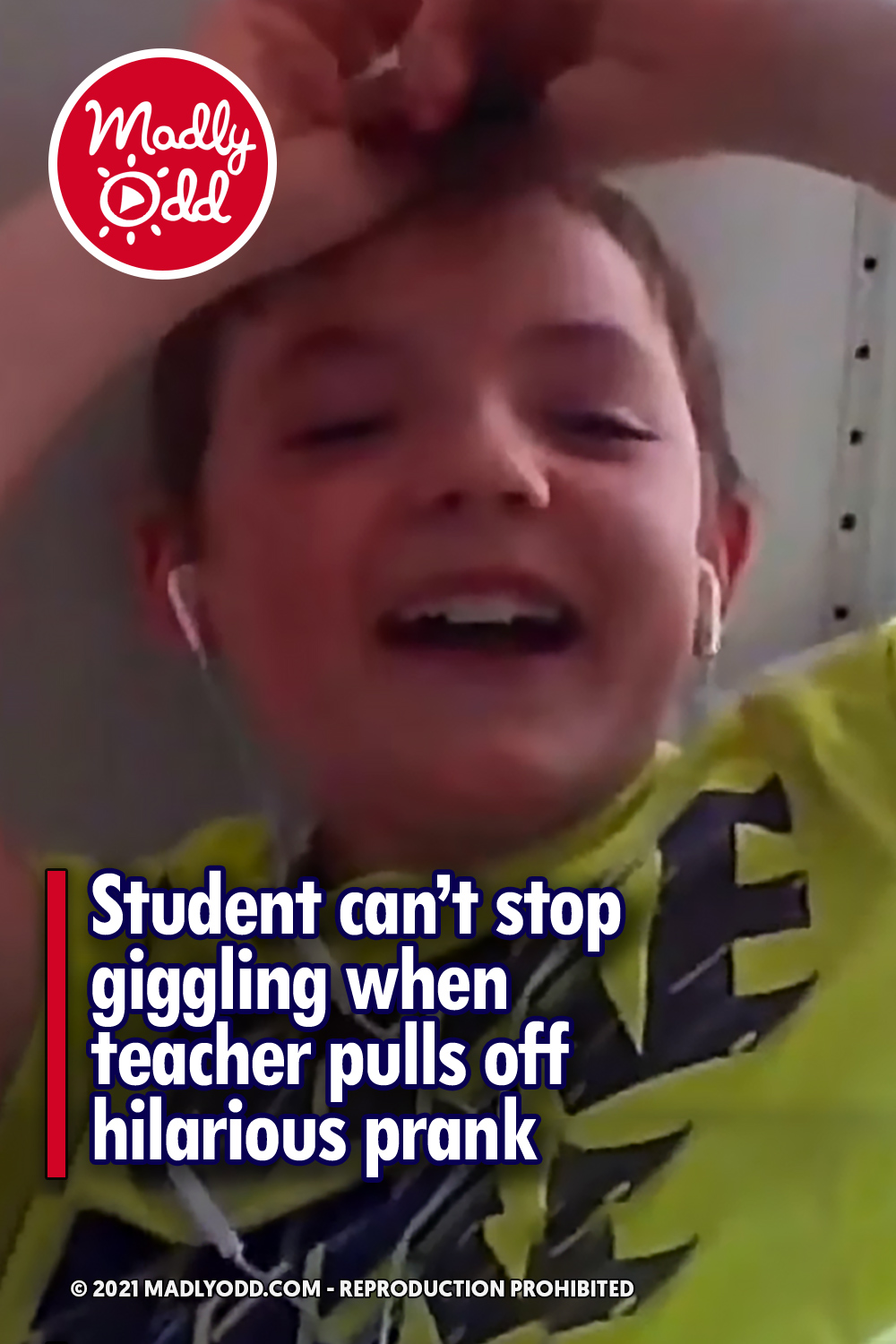 Student can’t stop giggling when teacher pulls off hilarious prank
