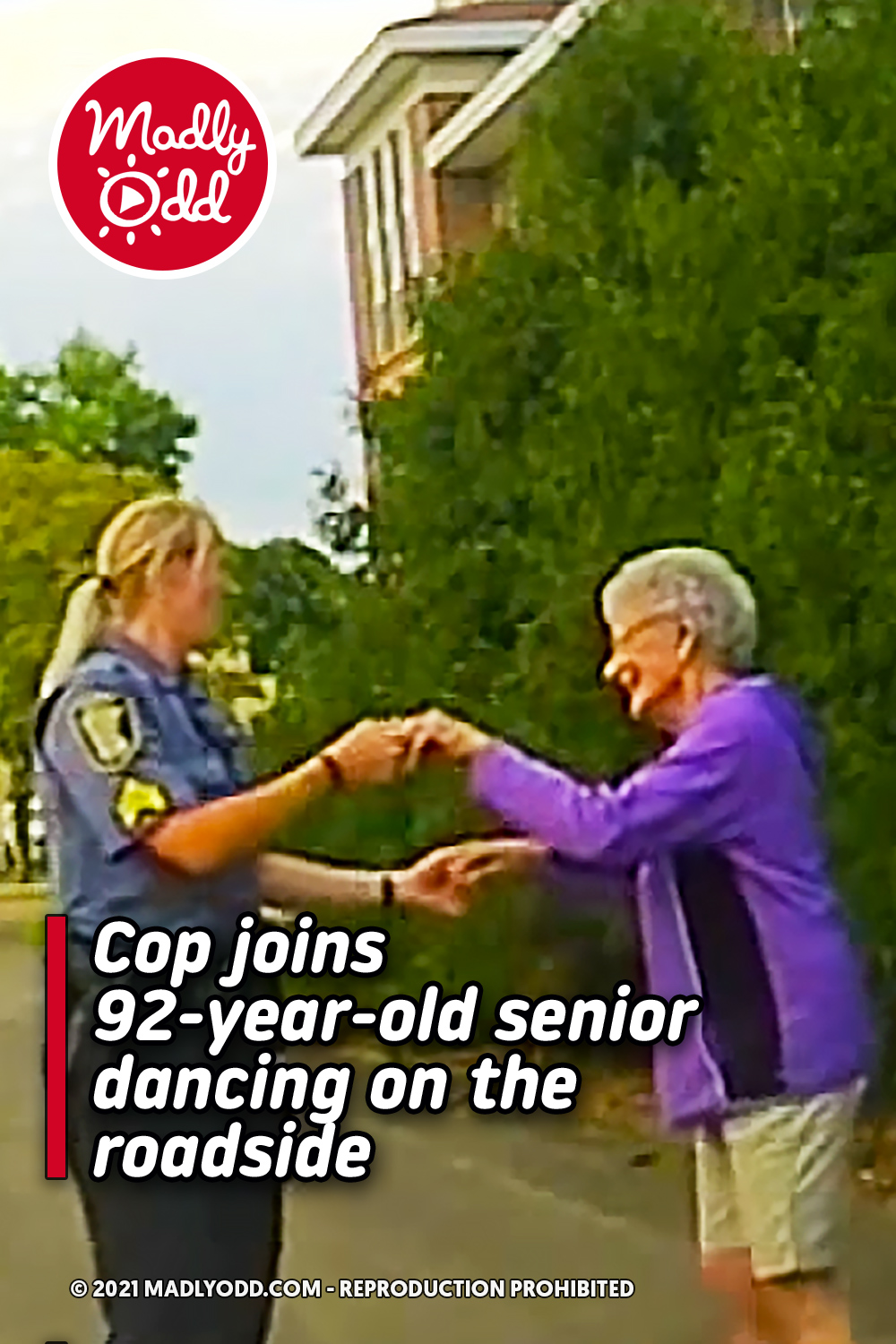 Cop joins 92-year-old senior dancing on the roadside