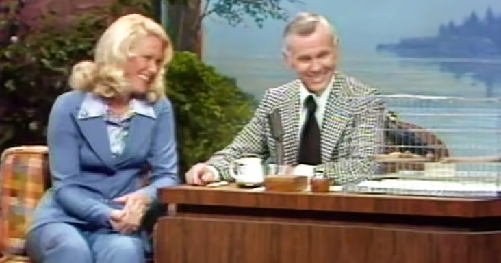 Johnny Carson and Joan Embry with a talking bird