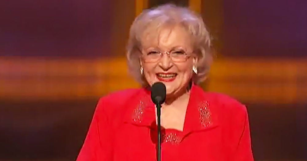 Betty White hilariously roasts William Shatner with perfect comedic
