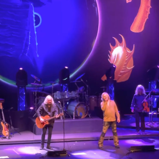 Kansas performs 'Dust in the Wind' against a psychedelic backdrop