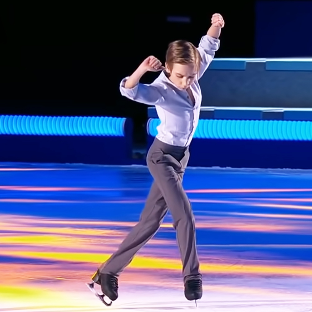 Evelina Pokrasnetyeva and Ilya Makarov's stunning ice skating performance