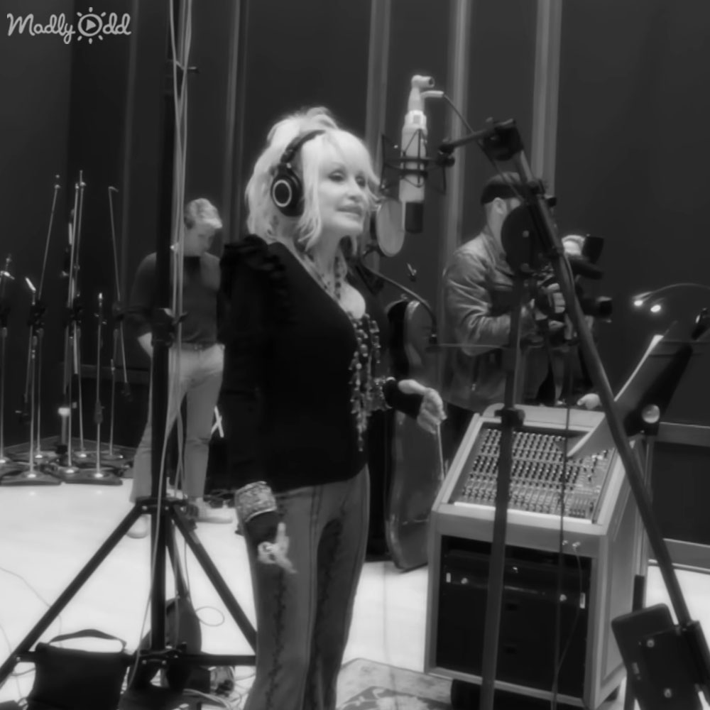 Dolly Parton singing 'Jolene'