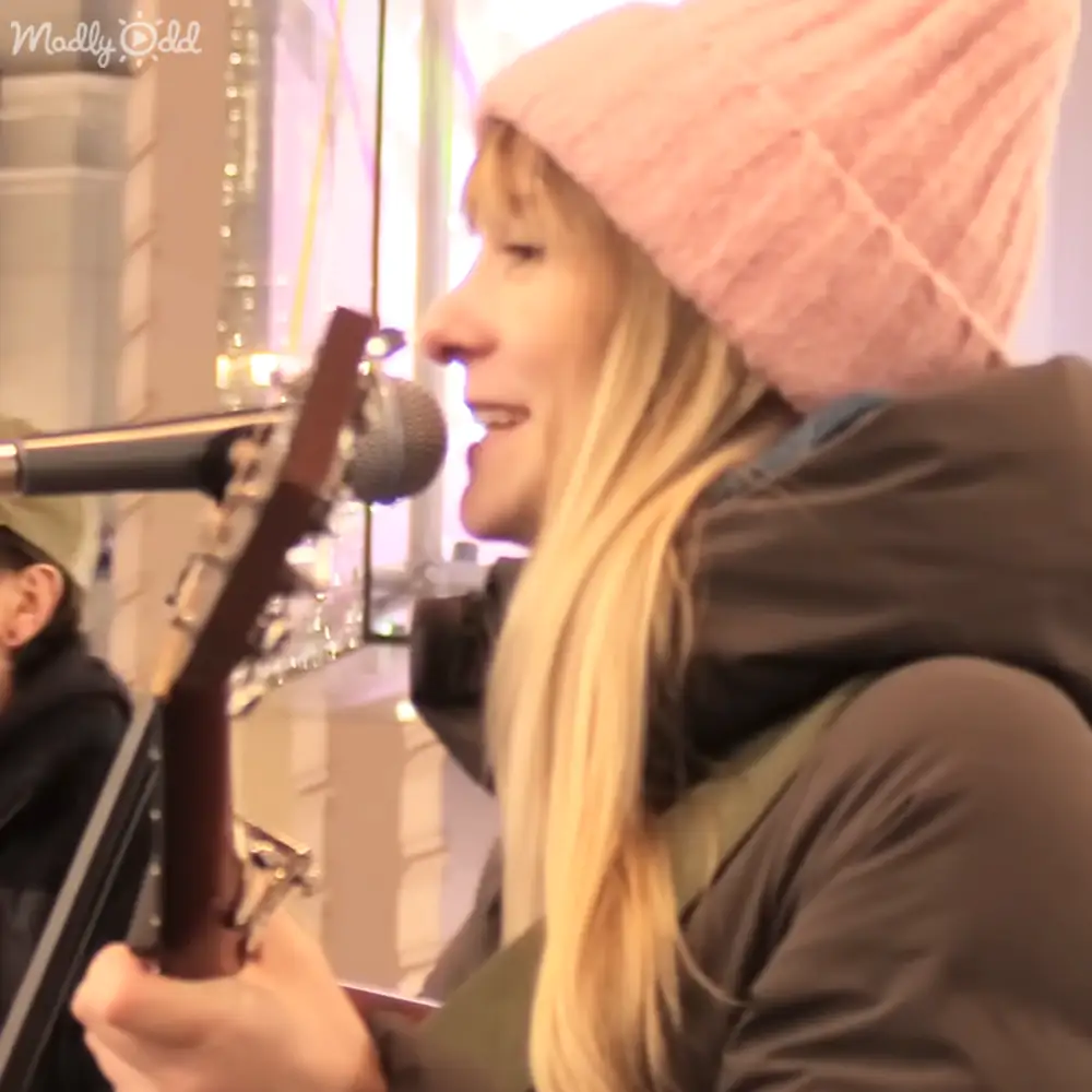 Street musician leaves audience in awe