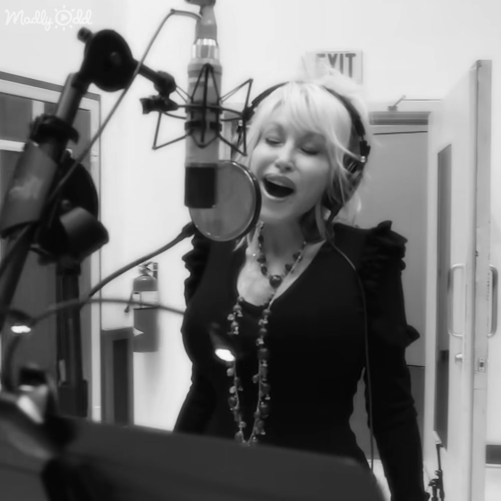 Close-up of Dolly Parton during 'Jolene'