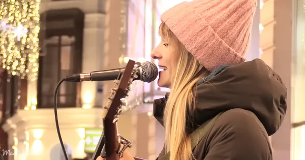 Heartfelt rendition of Hallelujah on city streets