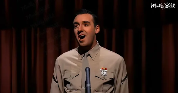 Jim Nabors singing on stage as Gomer Pyle