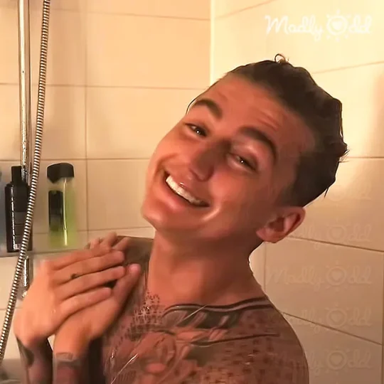 Mart Hoogkamer sings 'Stand by Me' in shower, water pouring down as he belts out notes.