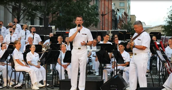 Navy Band performs 'Over the Rainbow